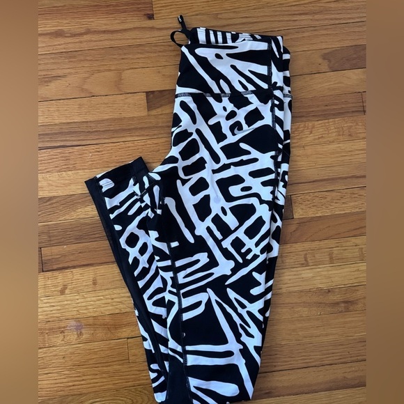 NIKE DriFit Black and White Women's Leggings - Picture 3 of 11